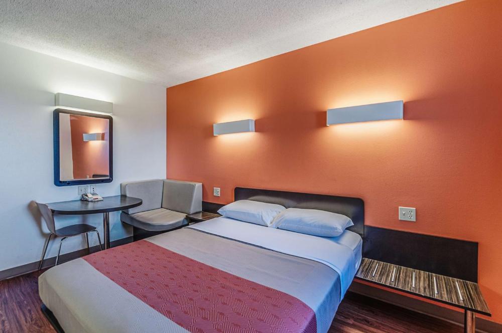 King Room - Non-Smoking interior