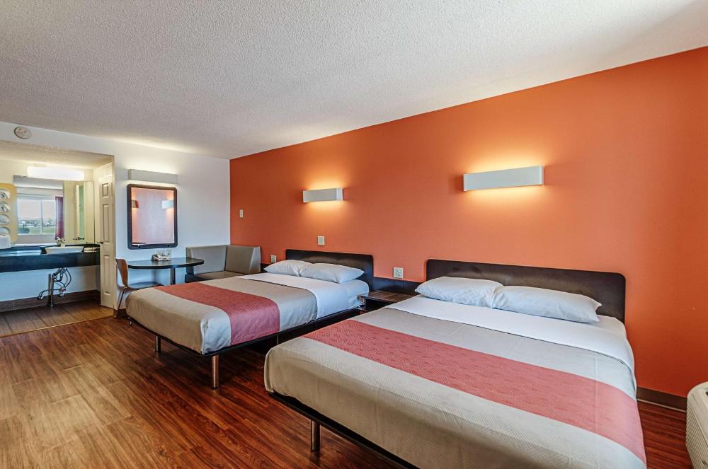 Queen Room with Two Queen Beds - Non-Smoking interior